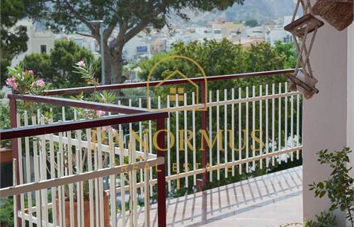 Sferracavallo – Elegante appartamento in villa con vista mare 